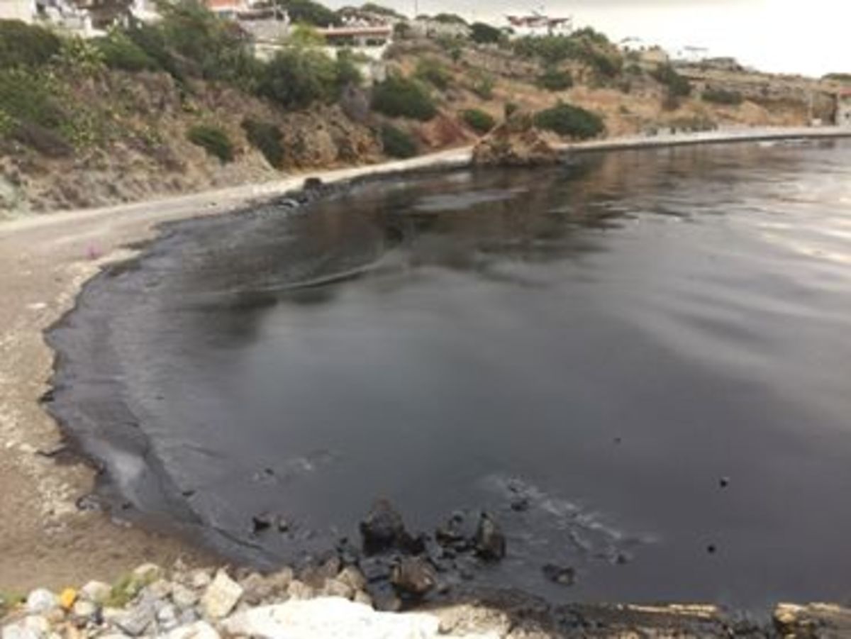 Σαλαμίνα: Οι εικόνες της θαλάσσιας ρύπανσης – Πετρέλαιο και πίσσα μετά τη βύθιση πλοίου
