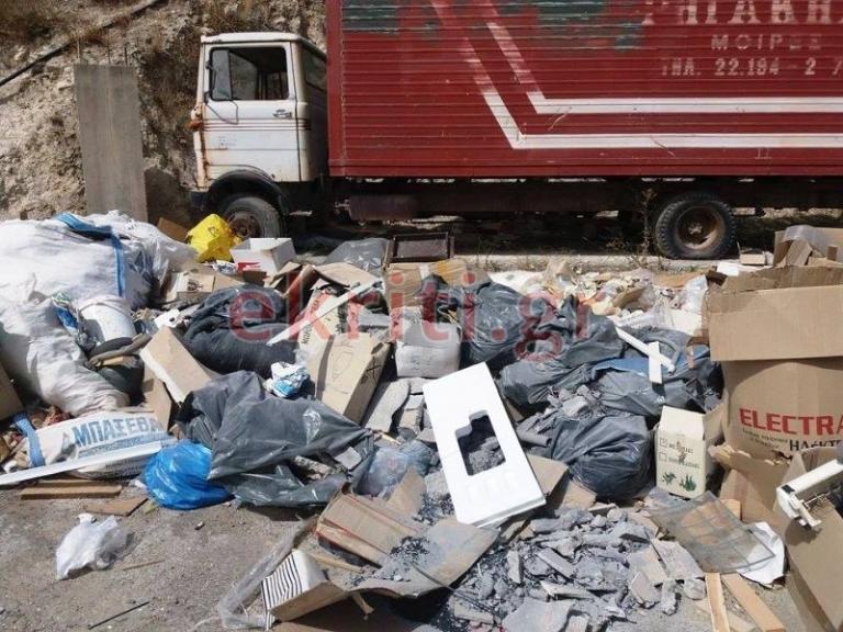 Ηράκλειο: Εικόνες ντροπής – Αυτοσχέδια χωματερή ενός χιλιομέτρου στην Φοινικιά [pics]