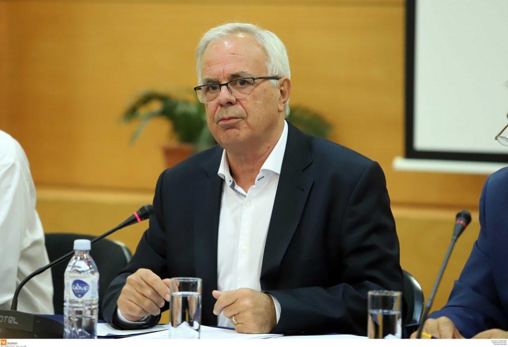 Καστοριά: Οι επίμονες ερωτήσεις στον Βαγγέλη Αποστόλου – Τι είπε ο υπουργός για τις αποζημιώσεις…