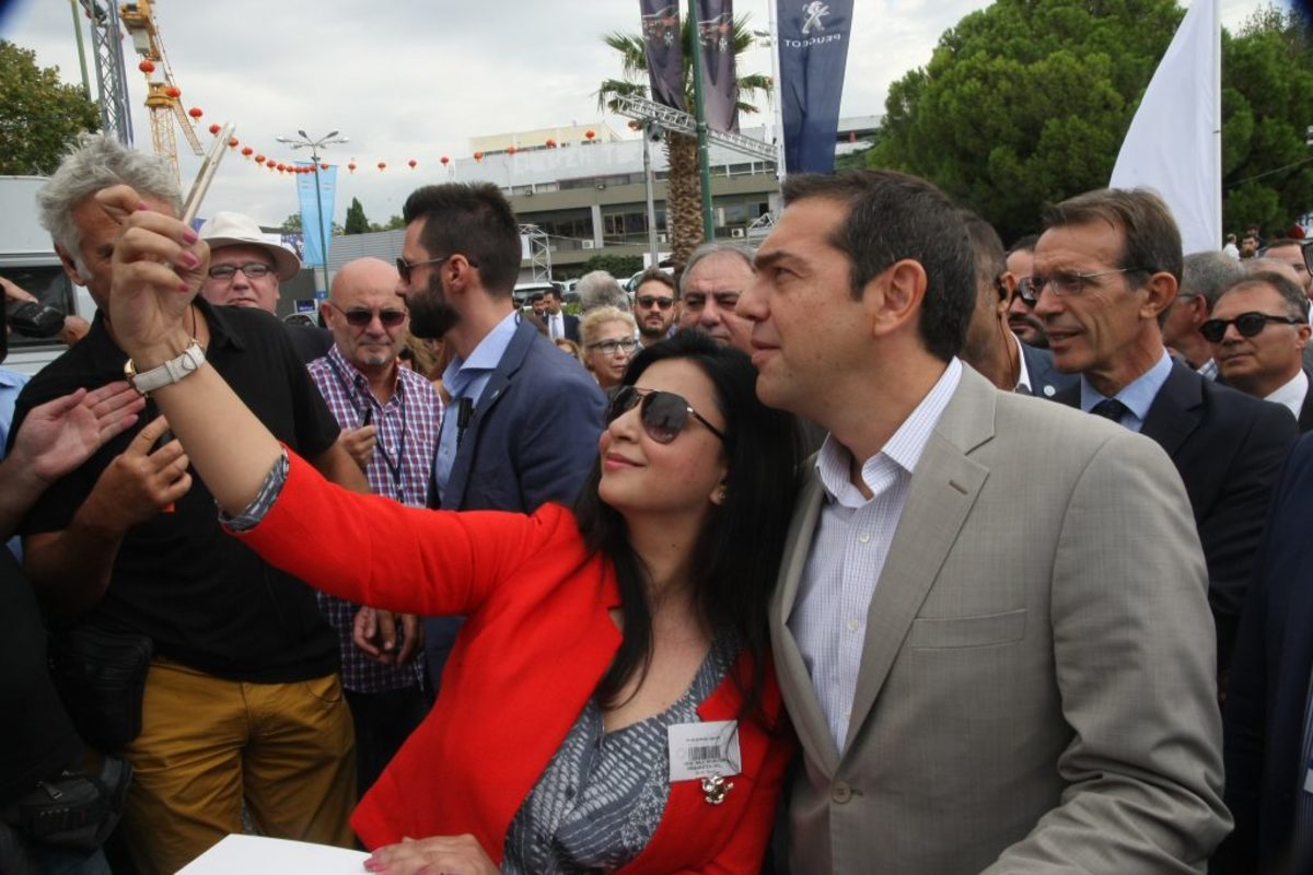 ΔΕΘ 2017: H selfie του Αλέξη Τσίπρα και η ατάκα της νεαρής – Το… τσεκάρισμα του πρωθυπουργού [pics, vid]