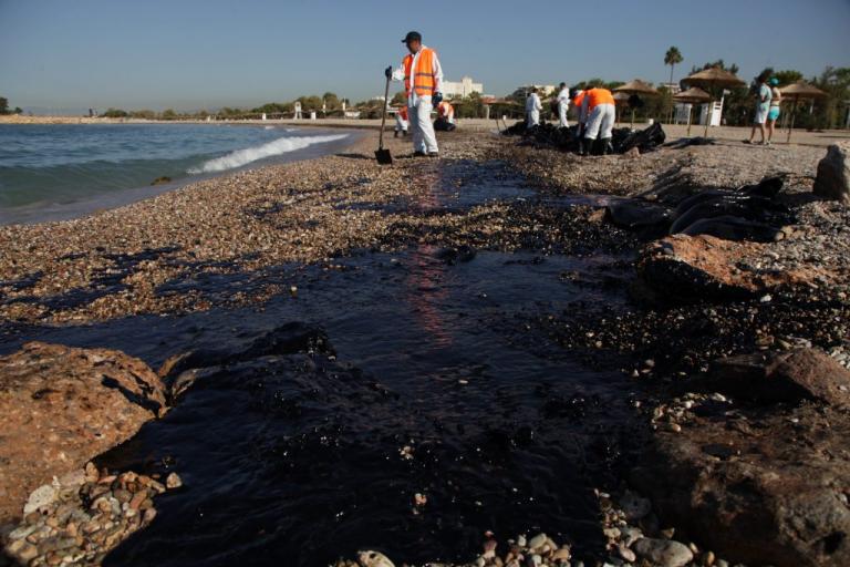 Σαρωνικός: Καθαρές οι ακτές από την Βούλα μέχρι το Σούνιο από την πετρελαιοκηλίδα