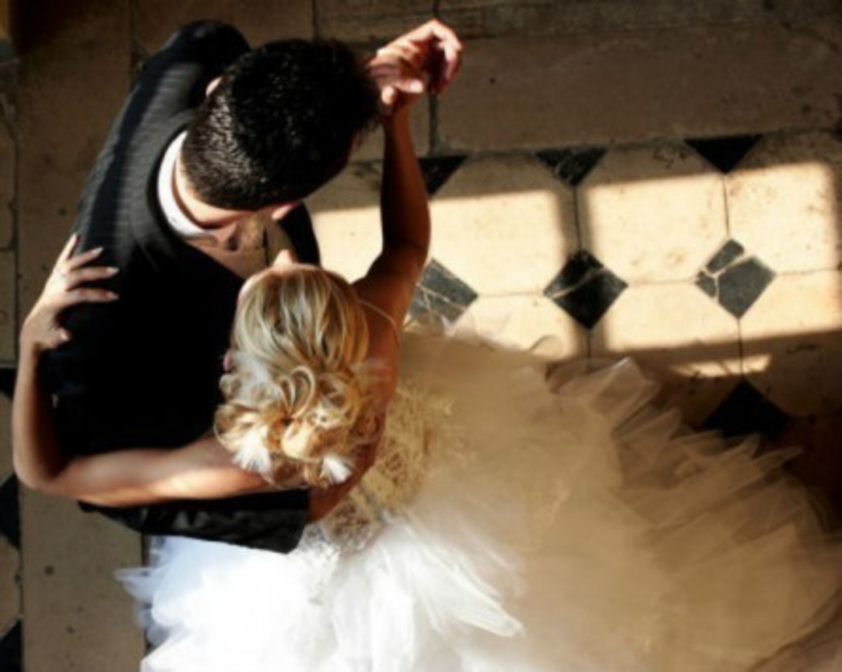 Σύρος: Το ιδιαίτερο δώρο του Γιώργου Πρίντεζη σε νύφη και γαμπρό – Ο γάμος του ζευγαριού [vid]