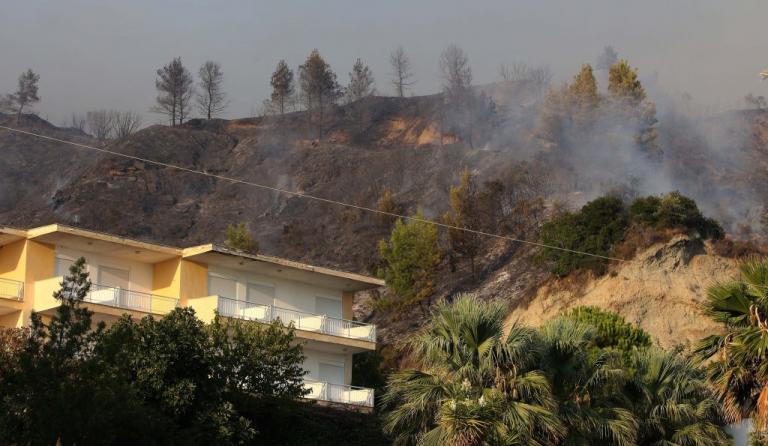 Καταστροφές σε δύο σπίτια από τη μεγάλη φωτιά στη Χαλκιδική! Οι φλόγες πέρασαν από αυλές [pics]