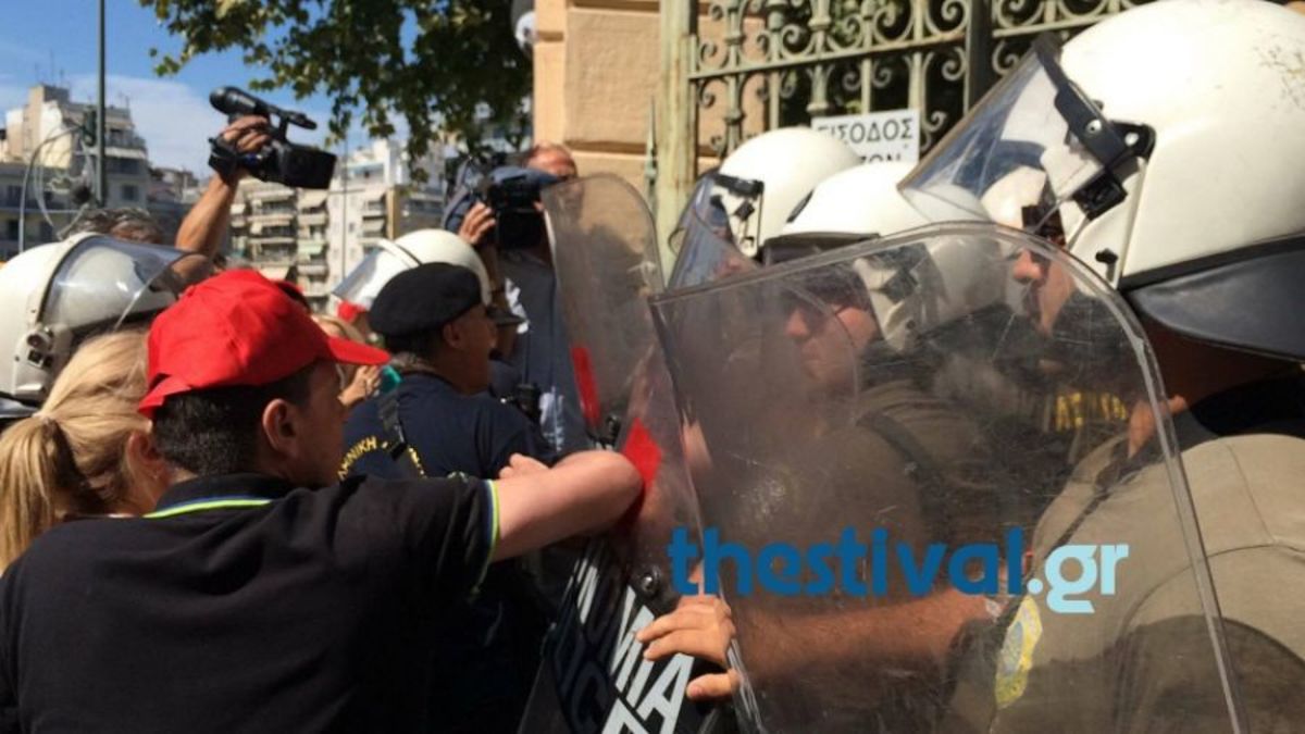 Θεσσαλονίκη: Επεισόδια, ξύλο και λιποθυμία γυναίκας στο υπουργείο Μακεδονίας Θράκης [pics, vids]