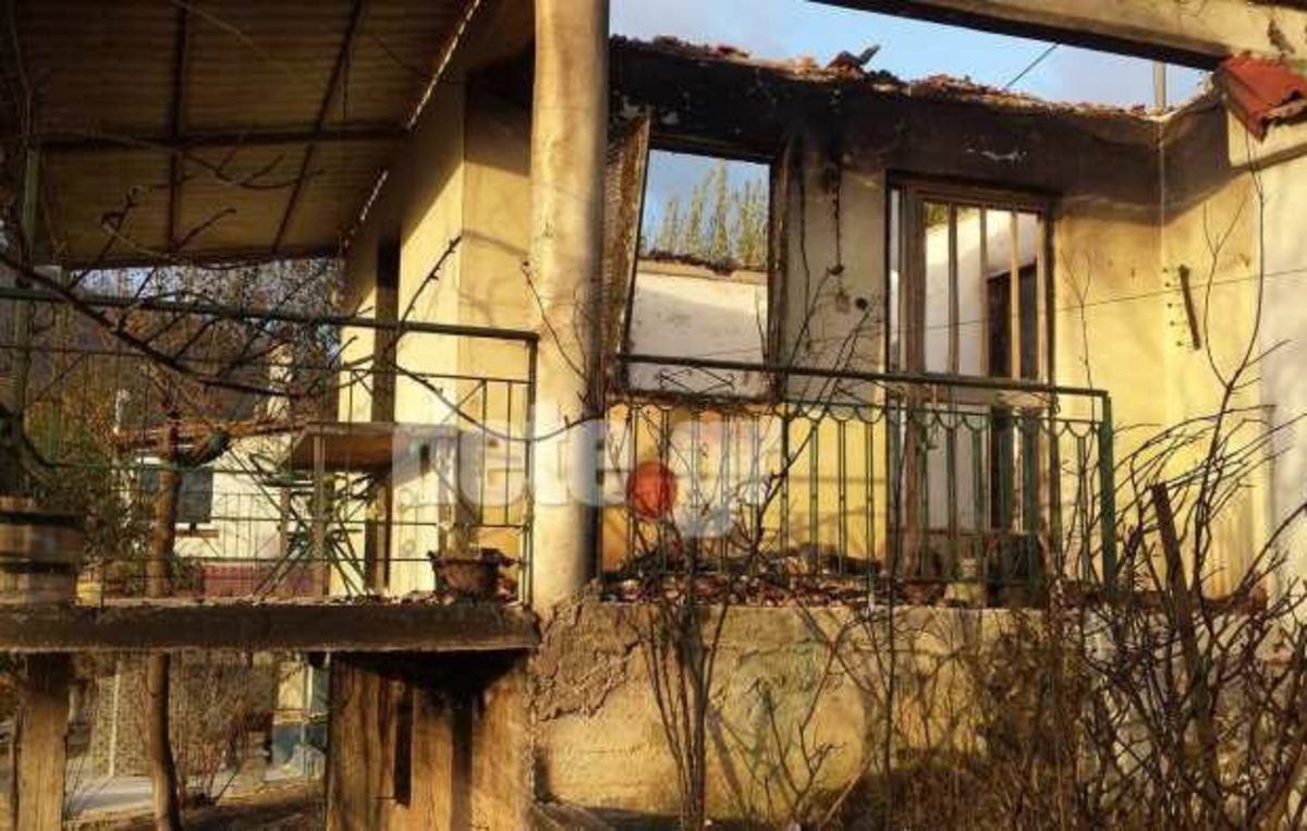 Φωτιά στην Αχαϊα: Αυτό είναι το σπίτι που κάηκε – Σε εξέλιξη ο πύρινος εφιάλτης [pics, vids]