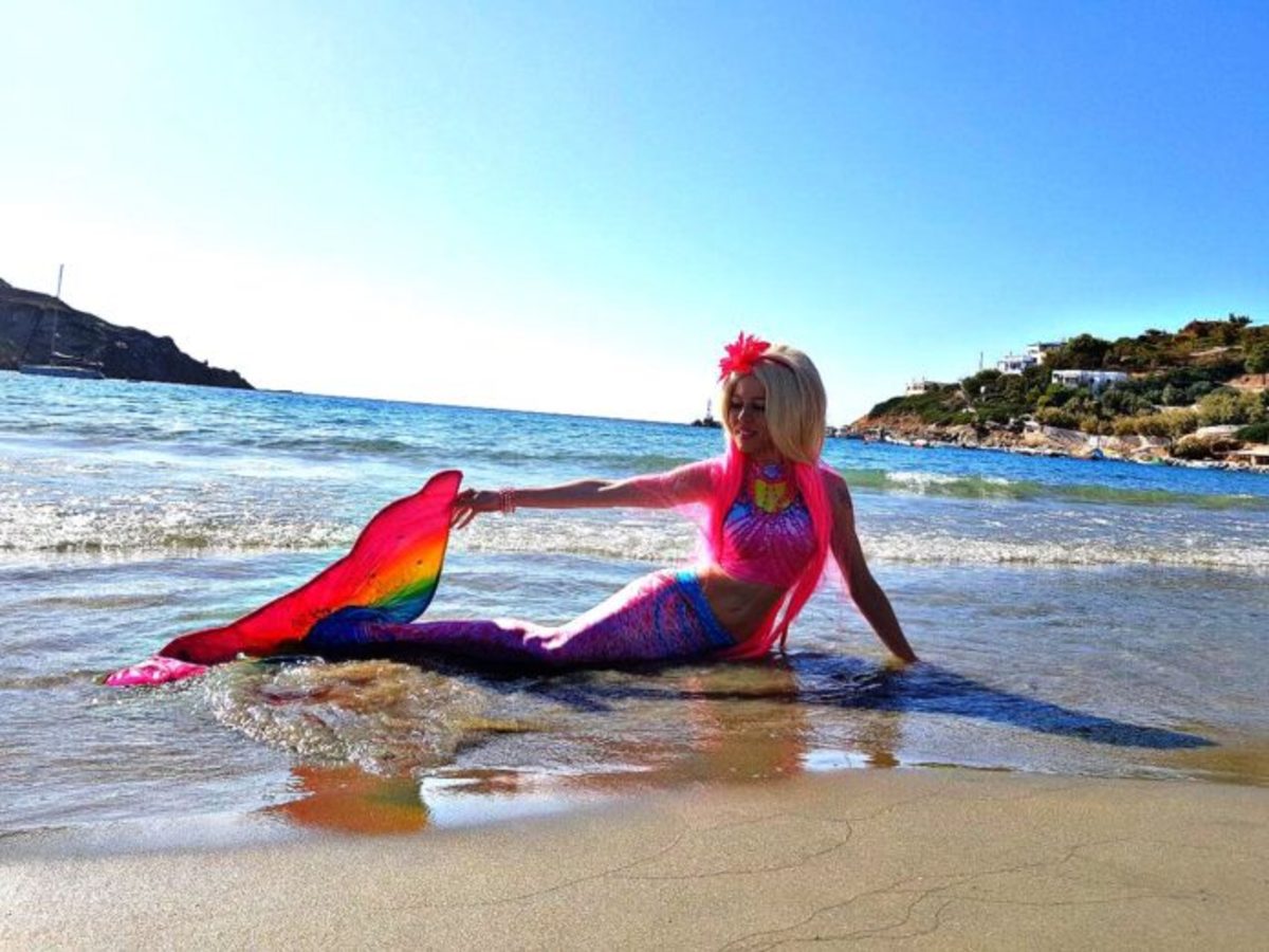 Μια… Barbie γοργόνα κάνει διακοπές στη Σύρο! [vid]