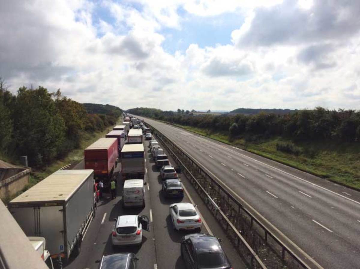 Υποπτο αντικείμενο «έκλεισε» μεγάλο αυτοκινητόδρομο στην Βρετανία [pics, vid]