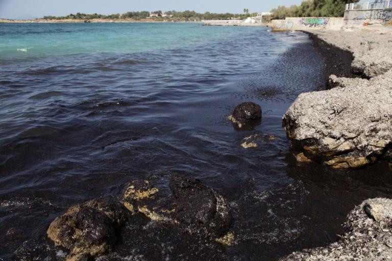 Πετρελαιοκηλίδα: Η ελληνική “πατέντα” για να καθαρίσει φυσικά ο Σαρωνικός