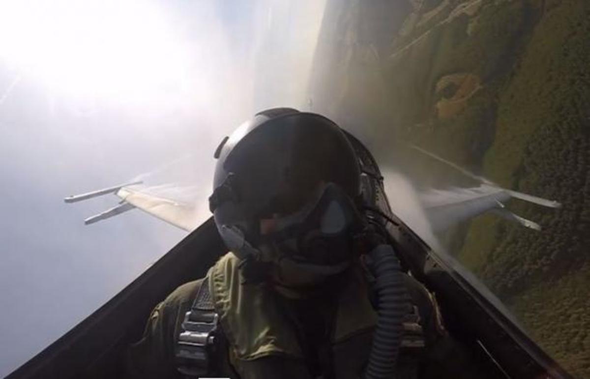 Απίστευτες αερομαχίες Μιράζ με F-16! [vid]