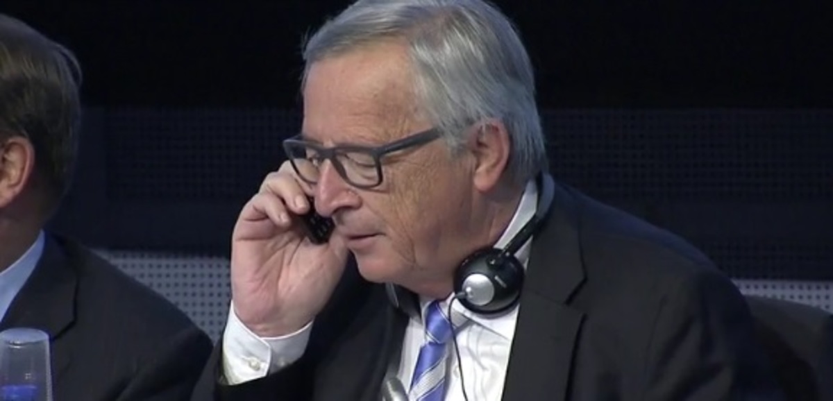 Η σύζυγος του Γιούνκερ τον “ελέγχει” ενώ δίνει συνέντευξη Τύπου