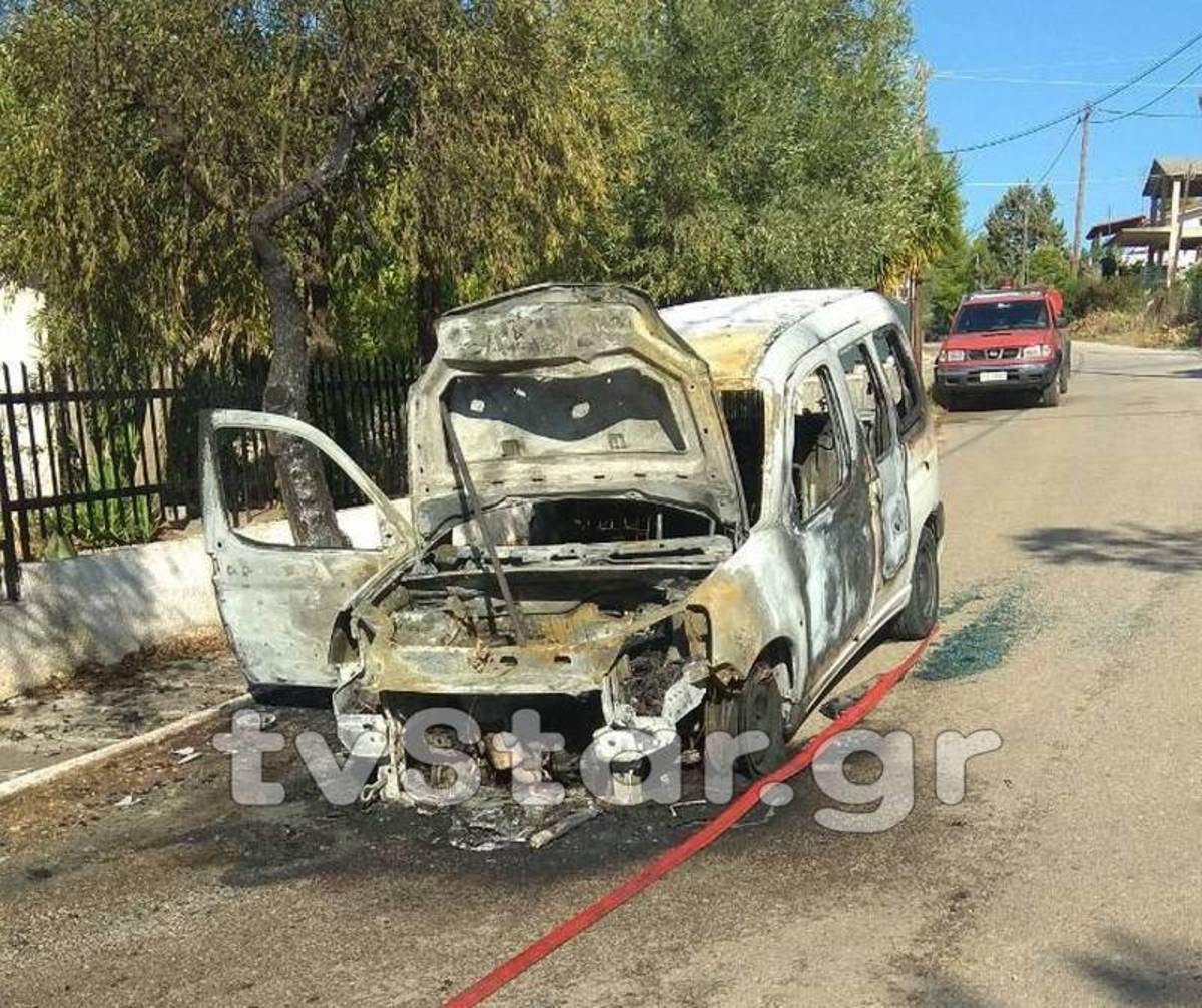 Φθιώτιδα: Αυτοκίνητο “λαμπάδιασε” εν κινήσει [pics]