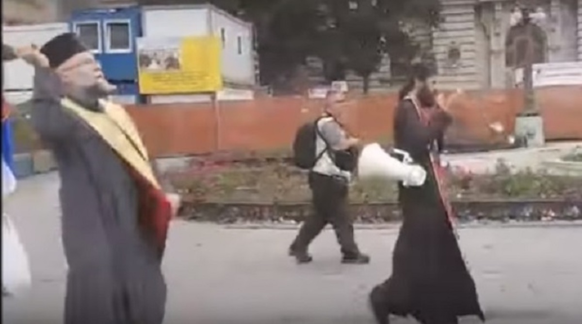 Σερβία: Παπάς «ράντισε» με αγιασμό τους δρόμους που πέρασε το Gay Pride! [vid]