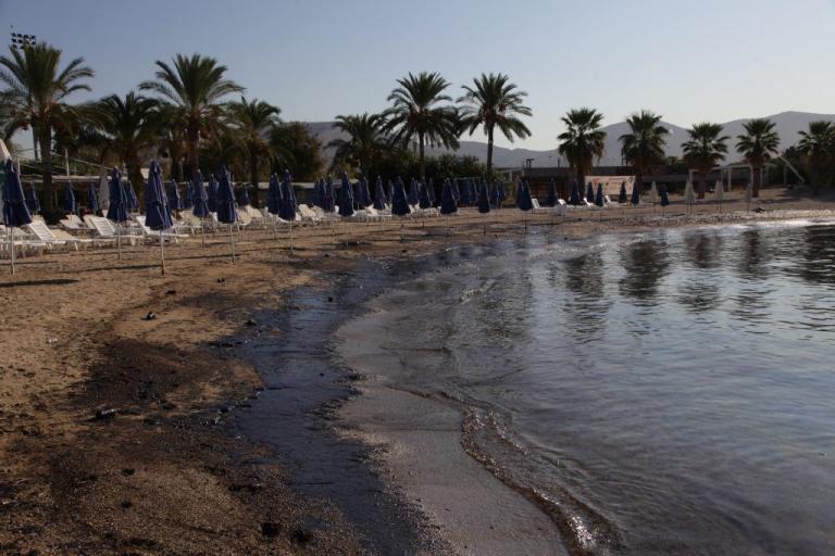 Υπουργός Υγείας: Προφανώς σε παραλία με μαζούτ δεν μπορεί κανείς να κολυμπήσει ή να ψαρέψει