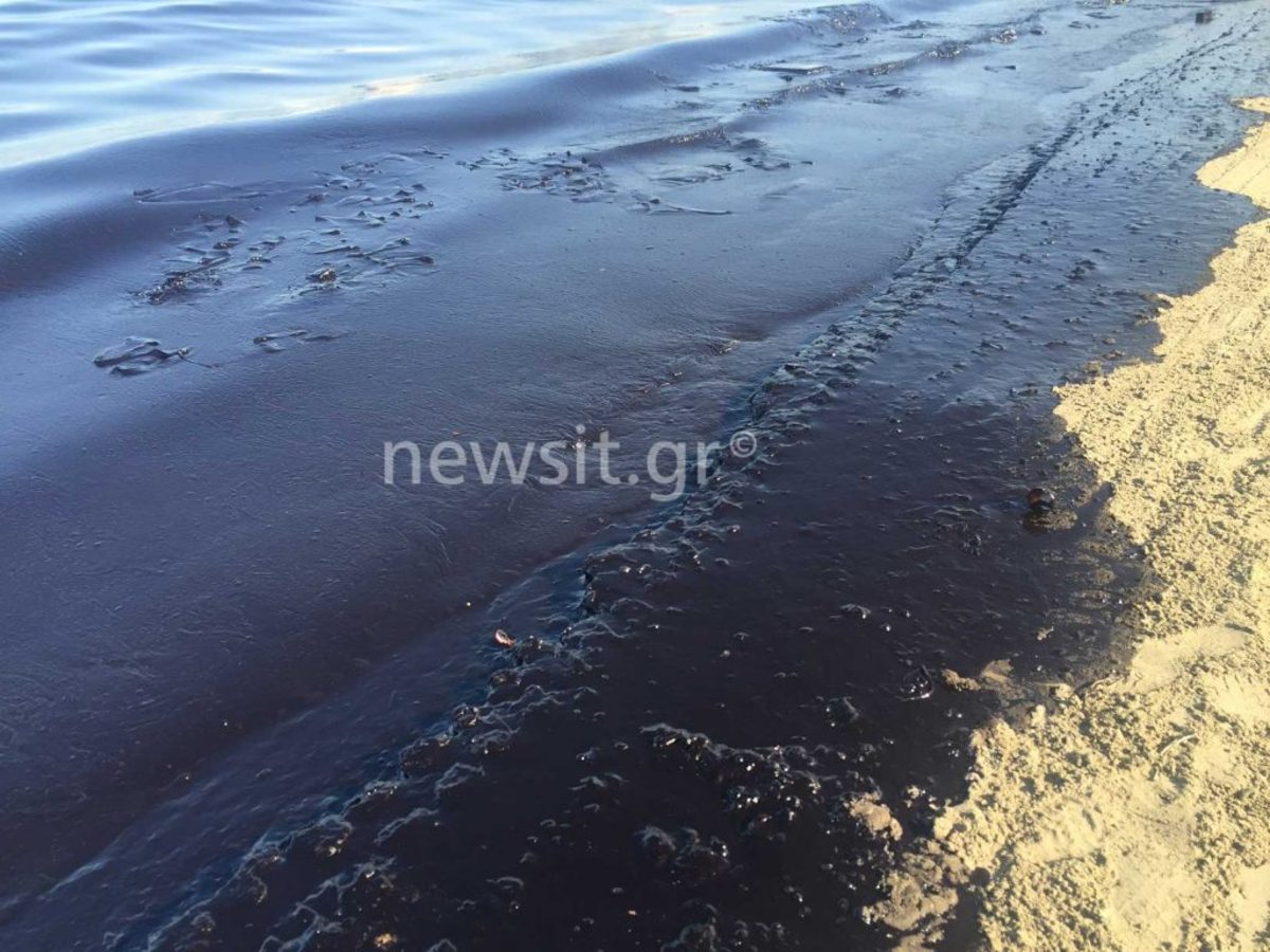 “Μαύρη” θλίψη από την πετρελαιοκηλίδα και την πίσσα στη Γλυφάδα – Αγώνας δρόμου για να μη “βγει” στη Βούλα
