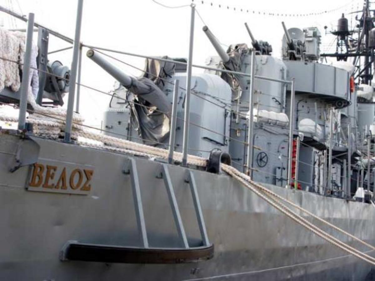 Το αντιτορπιλικό ΒΕΛΟΣ στο Ναύσταθμο Σαλαμίνας