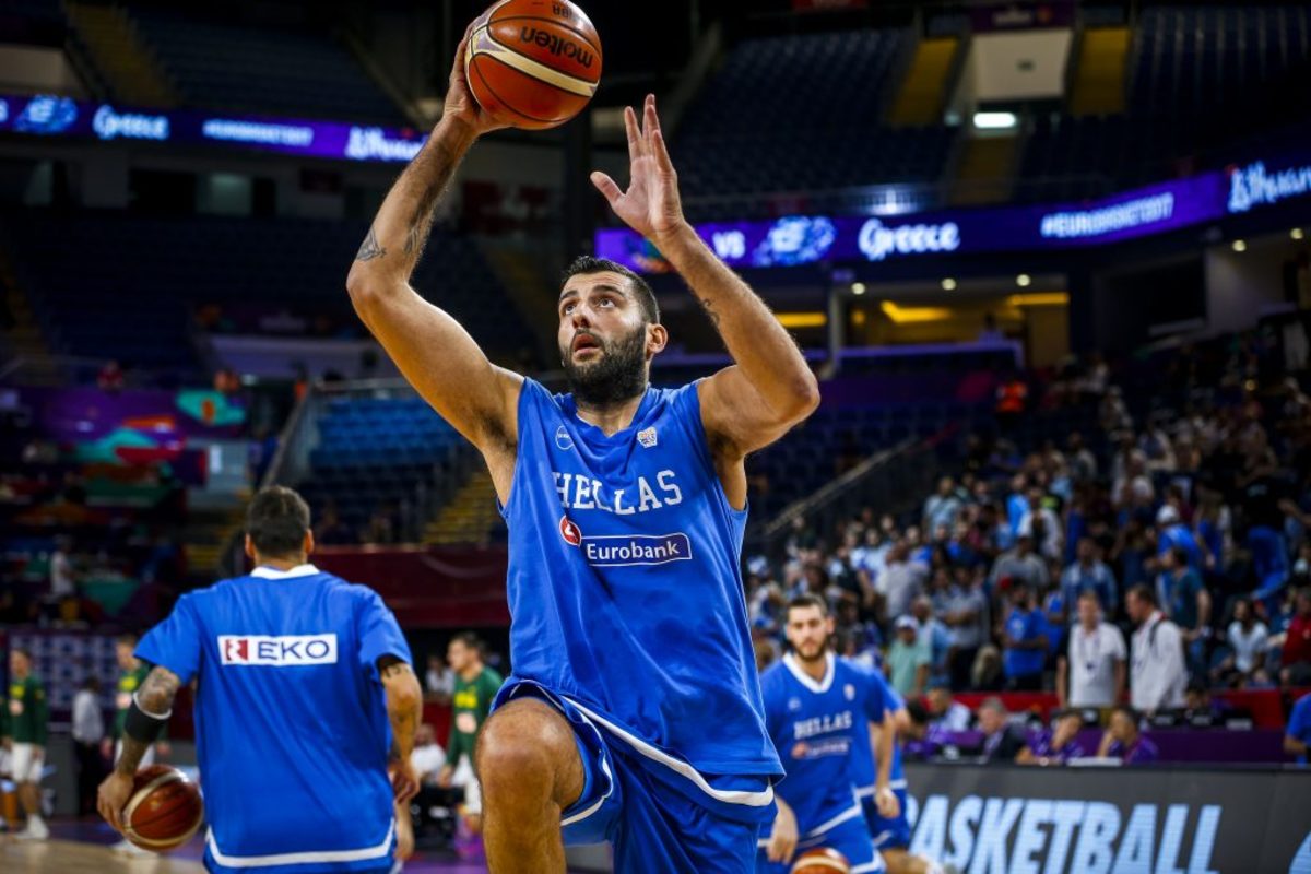 Eurobasket 2017: Ο “τρελός” χορός του Μπουρούση πριν το Ελλάδα – Ρωσία [vid]