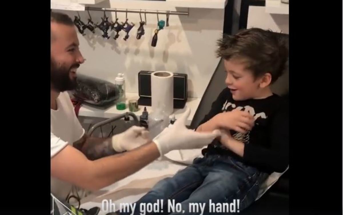 Έκανε τατουάζ στον γιο του χωρίς… βελόνα και ούρλιαζε από τον πόνο!
