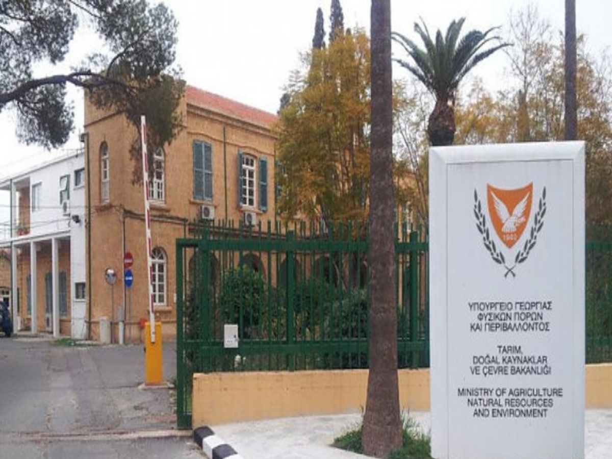 Απειλές και εικόνες αμόκ σε υπουργείο: «Θα αυτοπυρποληθώ!»