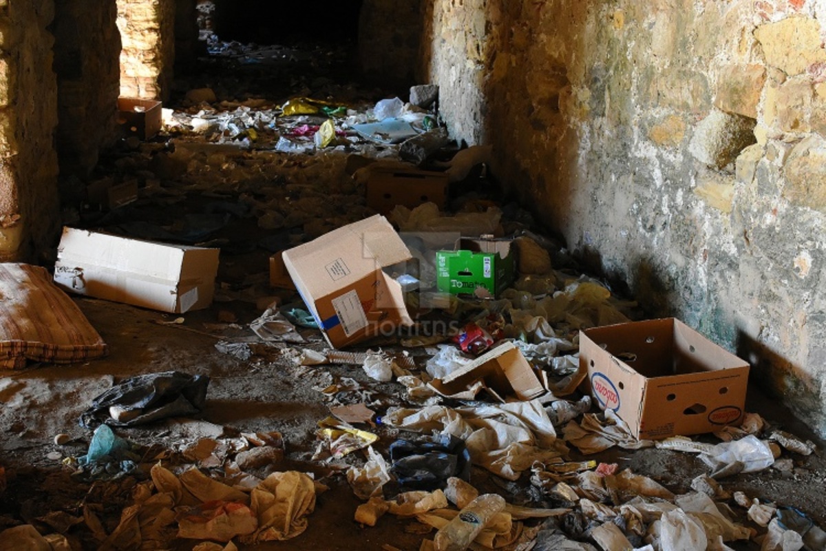 Χίος: Εικόνες ντροπής στο Κάστρο – Το ιστορικό μνημείο έγινε σκουπιδότοπος [pics, vid]