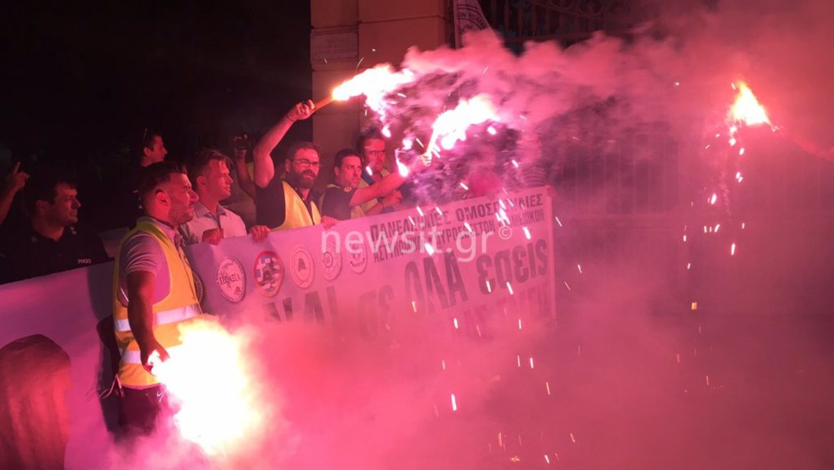 ΔΕΘ: Μεγάλη συγκέντρωση των ένστολων – Καπνογόνα έξω από το υπουργείο Μακεδονίας – Θράκης [pics,vid]