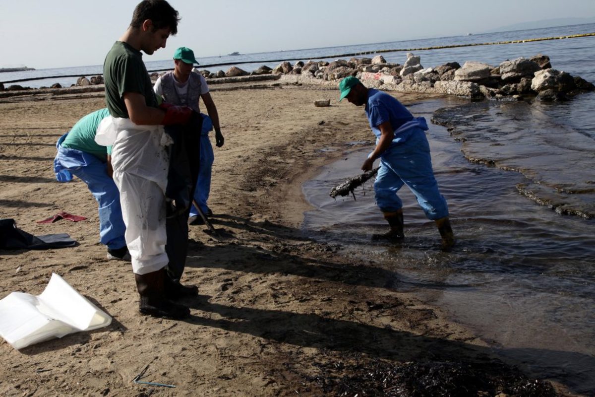 Πετρελαιοκηλίδα: Συνεχίζονται με εντατικούς ρυθμούς οι εργασίες απορρύπανσης στην Αττική – Νεότερη ενημέρωση