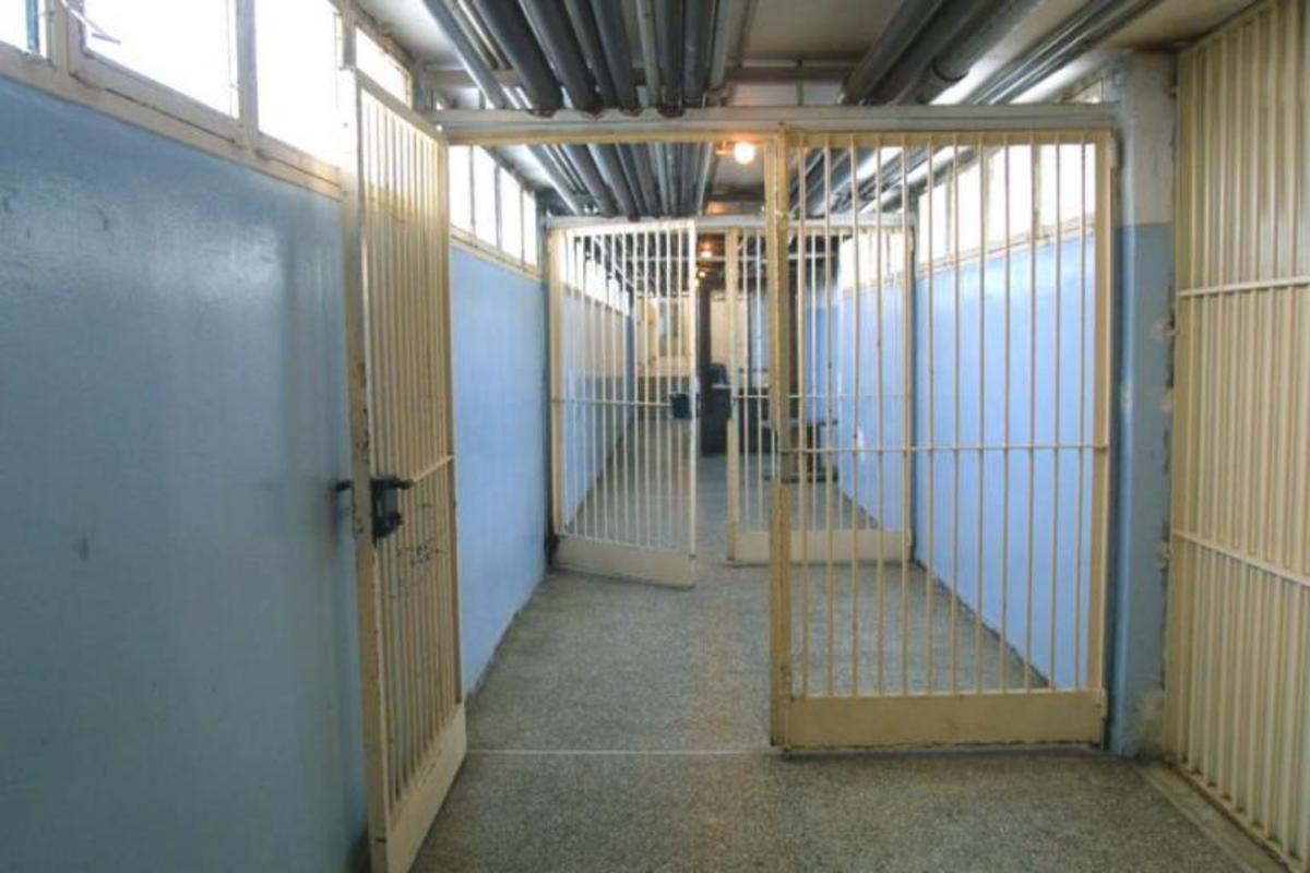 Σακάτεψαν στο ξύλο κρατούμενο στις φυλακές Αλικαρνασσού
