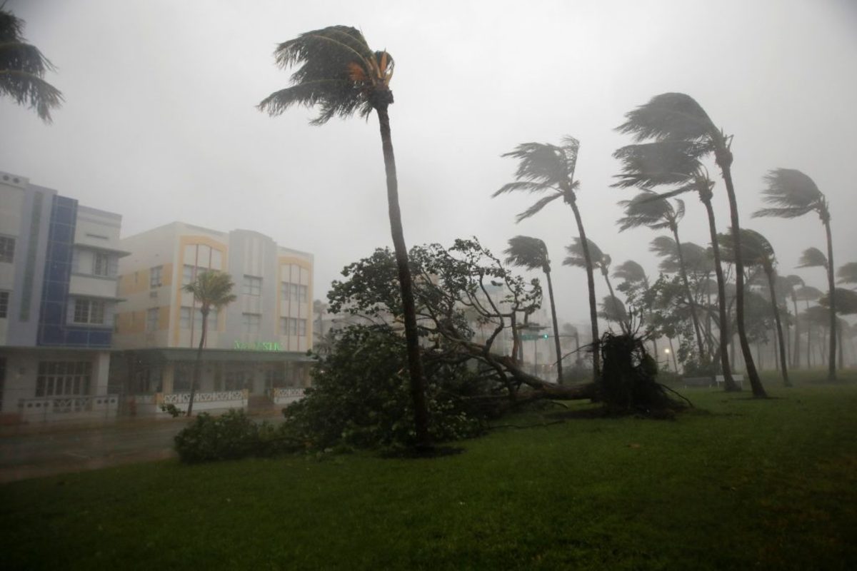 Κυκλώνας Ίρμα: Ο πρώτος νεκρός στην Φλόριντα! Συνεχίζει να “ξηλώνει” τα πάντα “pics, vid”