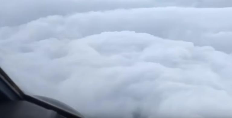 Συγκλονιστικά βίντεο: Αεροπλάνο πέταξε πάνω από τον τυφώνα Ίρμα!