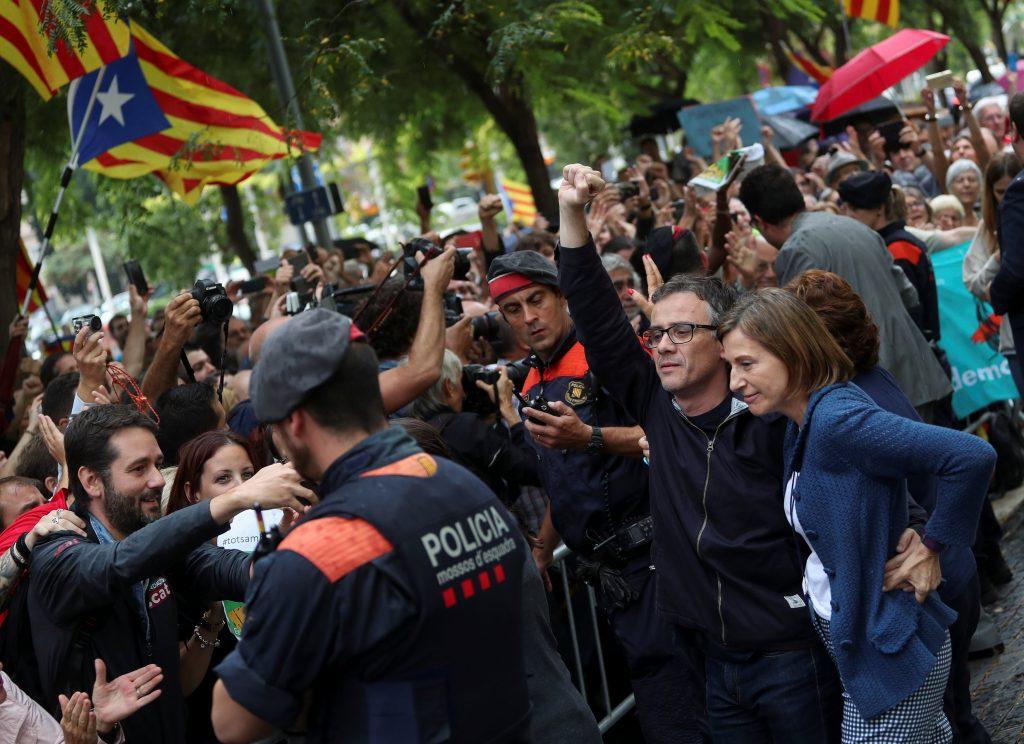 Κλίμα εμφυλίου στην Καταλονία – Στέλνει στρατό ο Ραχόι – “Αφήστε την ανεξαρτησία, αλλιώς θα πάθετε χειρότερα”