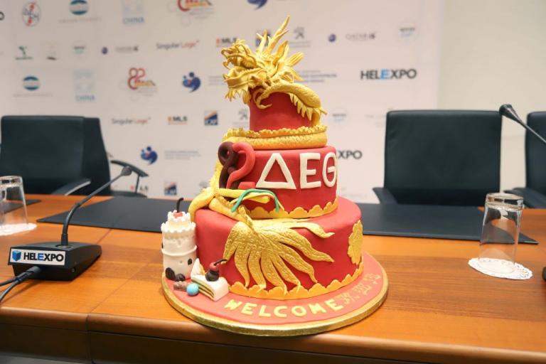 Θεσσαλονίκη: Η κόκκινη τούρτα με τον δράκο για τη συμμετοχή της Κίνας στη ΔΕΘ [pics]