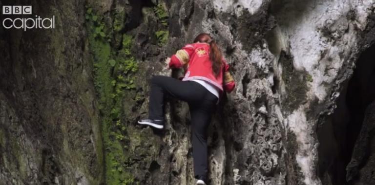 Λούο, η “γυναίκα-αράχνη” που σκαρφαλώνει σε απότομους βράχους για να μαζέψει βότανα