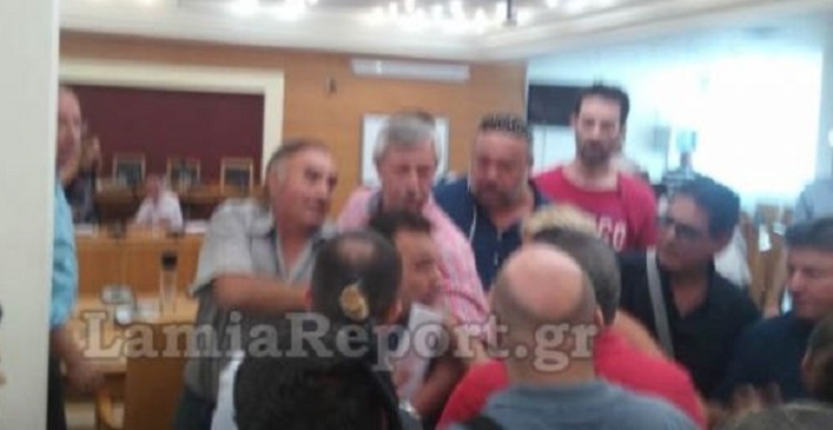 Λαμία: Παραλίγο… ξύλο – Ένταση και επεισόδια στο Δημοτικό Συμβούλιο [vid]