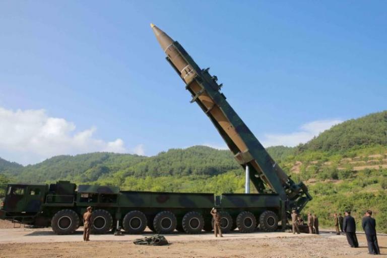 Μεταφέρει διηπειρωτικό πύραυλο ο Κιμ! Νέα πρόκληση από τη Βόρεια Κορέα