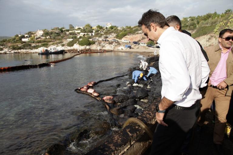 Αυτοψία Μητσοτάκη στη Σαλαμίνα