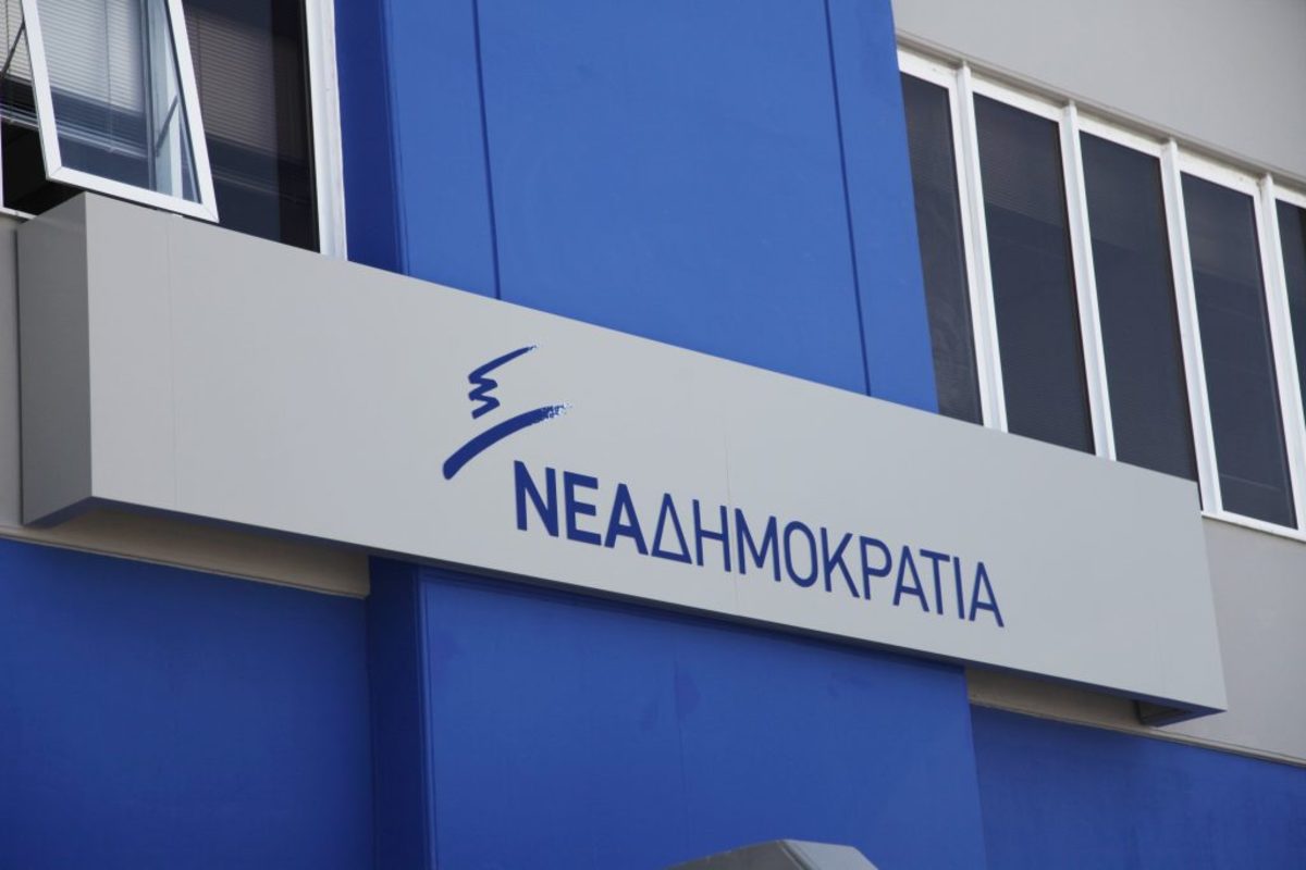 Επίθεση ΝΔ σε ΣΥΡΙΖΑ: Κωμικοτραγικό να λένε ότι mail Χαρδούβελη προέβλεπε την κατάργηση του μειωμένου ΦΠΑ