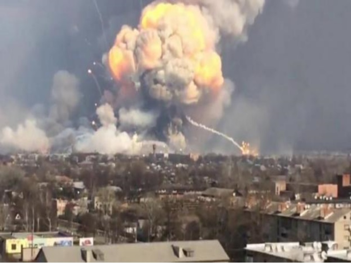 Να τι συμβαίνει όταν πιάνουν φωτιά 188.000 τόνοι πυρομαχικών! [vid]