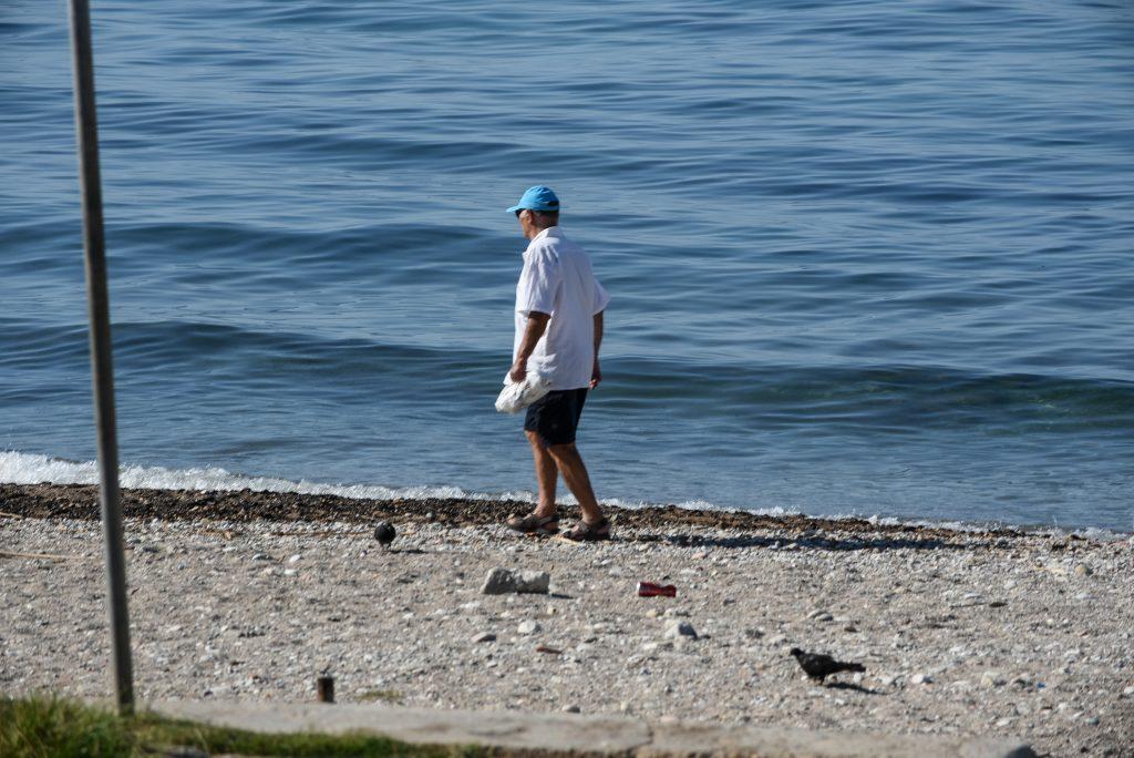 Σαρωνικός: Σε ποιες παραλίες απαγορεύεται το κολύμπι λόγω της πετρελαιοκηλίδας