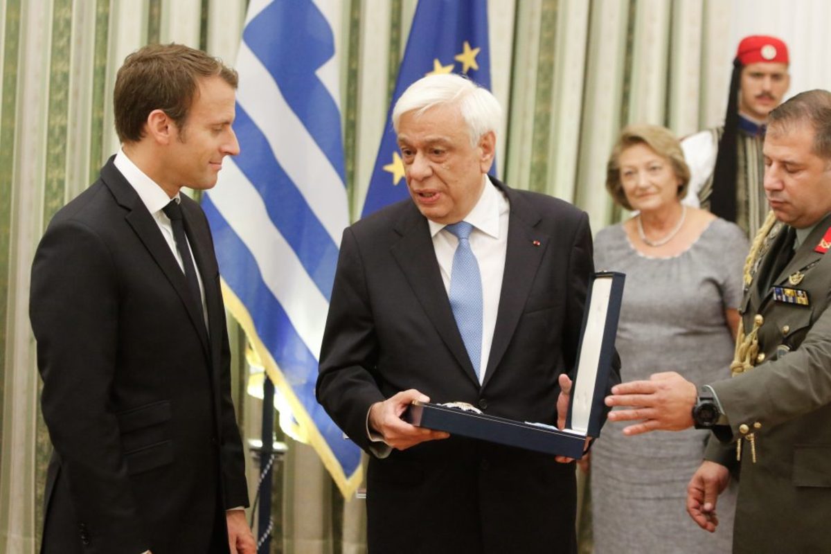 Μακρόν: Τι συμβολίζει το παράσημο που του απένειμε ο Παυλόπουλος