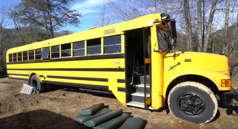 Μετέτρεψαν ένα σχολικό λεωφορείο σε σπίτι με όλες τις ανέσεις!