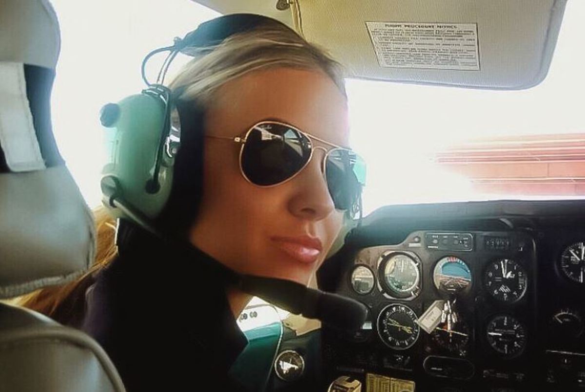 Η καλλονή πιλότος Madeleine που έχει γυρίσει τον κόσμο