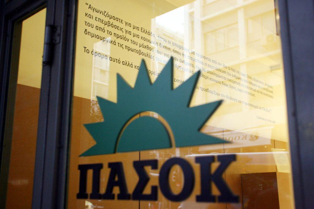 Εξάρχεια: Μολότοφ στα γραφεία του ΠΑΣΟΚ