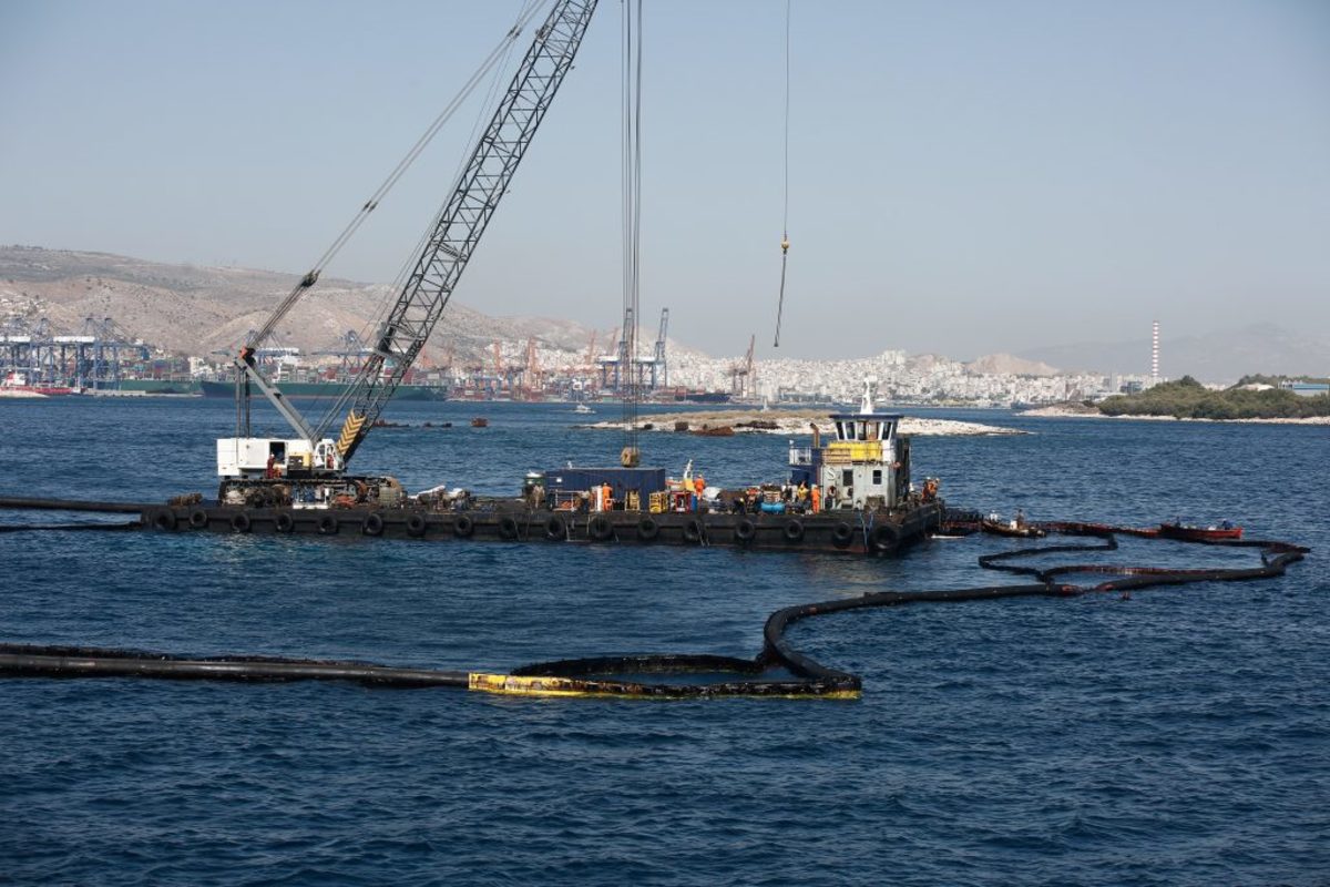 Δεξαμενόπλοιο: Τελειώνει η απάντληση του πετρελαίου – Με εντατικούς ρυθμούς συνεχίζεται η απορρύπανση