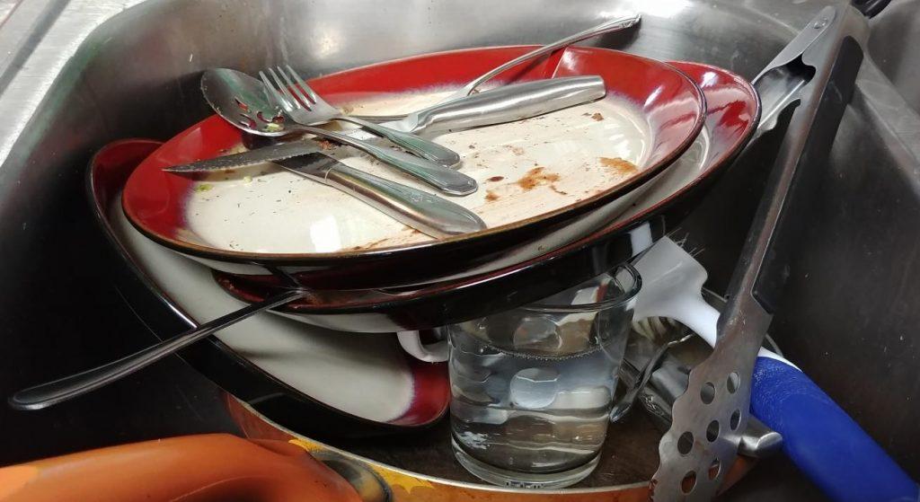 “Άφησα το άπλυτο πιάτο στην κουζίνα, την άλλη μέρα το βρίσκω εκεί, δεν το είχε μαζέψει”!