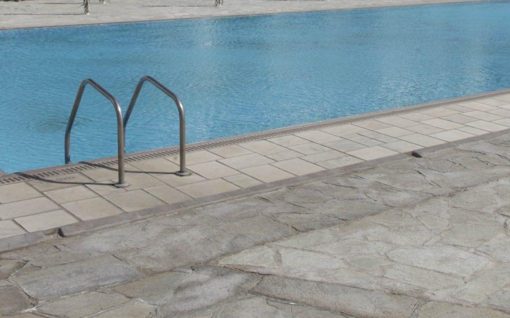 Κρήτη: Τουρίστρια βρήκε κάλυκα μέσα σε πισίνα ξενοδοχείου