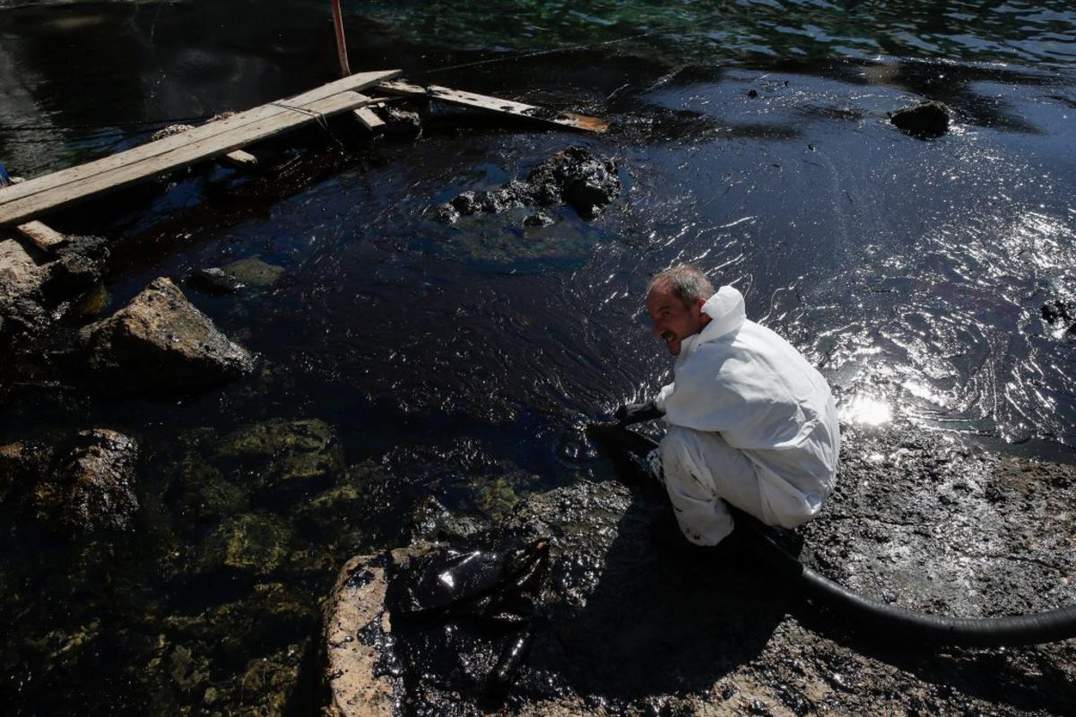 Πετρελαιοκηλίδα: Ο Πειραιάς εκπέμπει SOS – Μαύρες από το μαζούτ οι ακτές σε Φρεαττύδα και Πειραϊκή