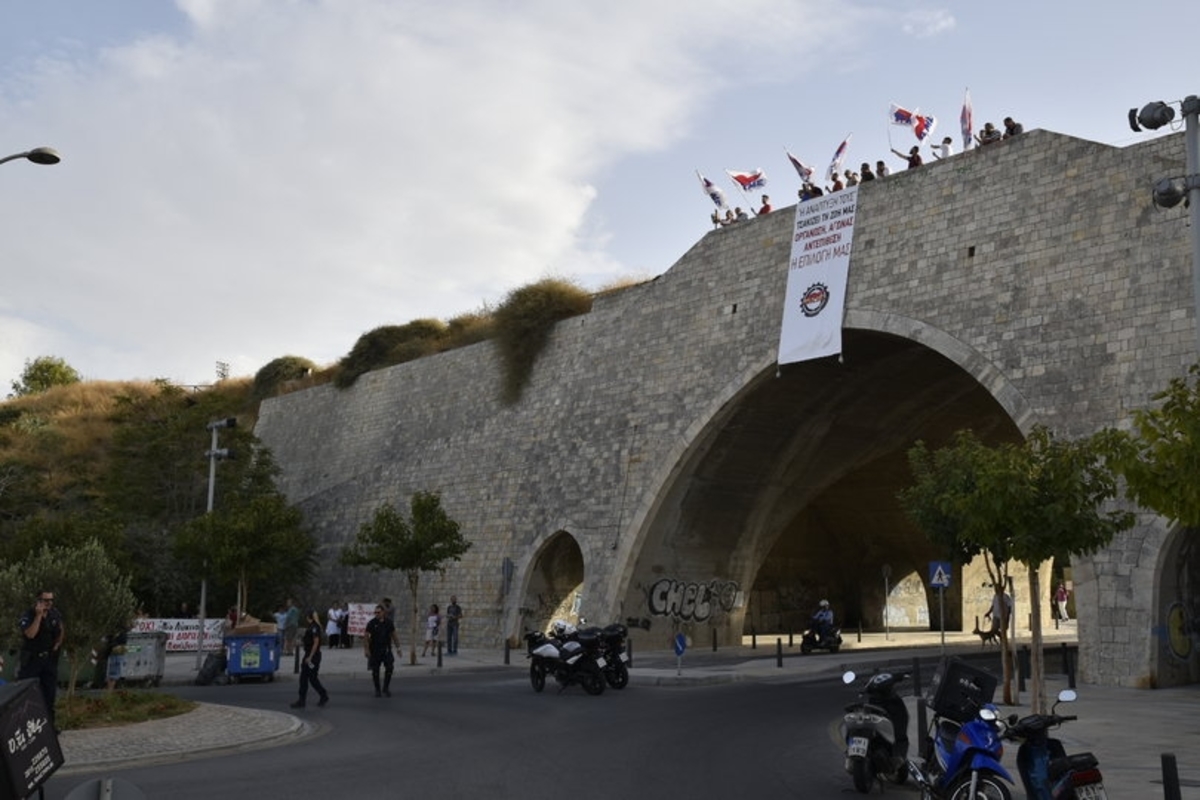 Ηράκλειο: Κρέμασαν πανό στο Κομμένο Μπεντένι