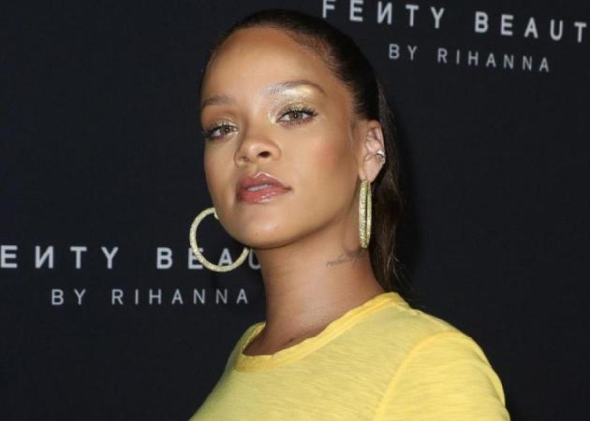 Η Rihanna μόνο με τα εσώρουχα της