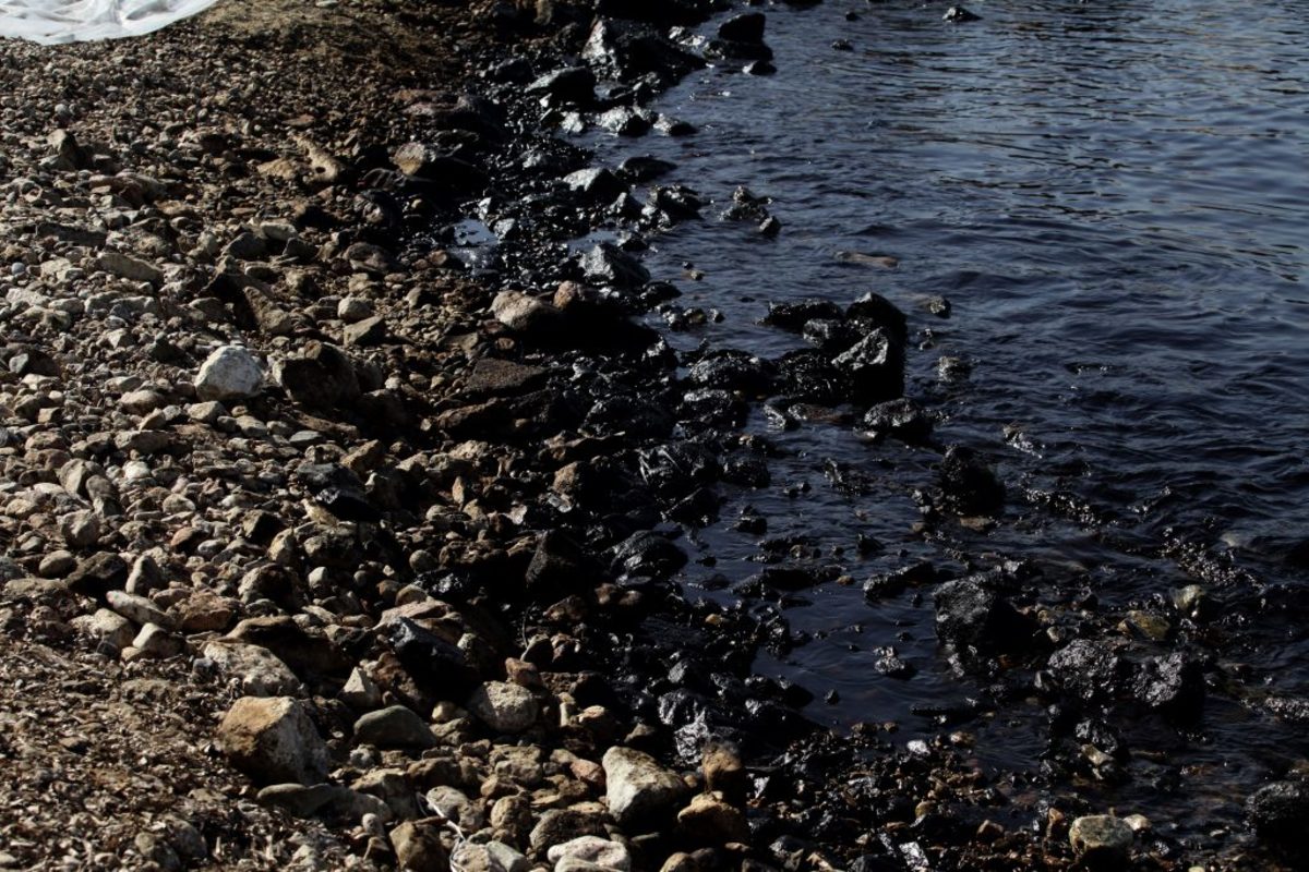 Σαντορινιός για πετρελαιοκηλίδα: Η βαριά ρύπανση μέχρι τη Γλυφάδα