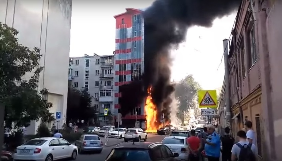 Τρόμος σε ξενοδοχείο που τυλίχθηκε στις φλόγες! Παιδιά πηδούσαν από τα παράθυρα [vids]