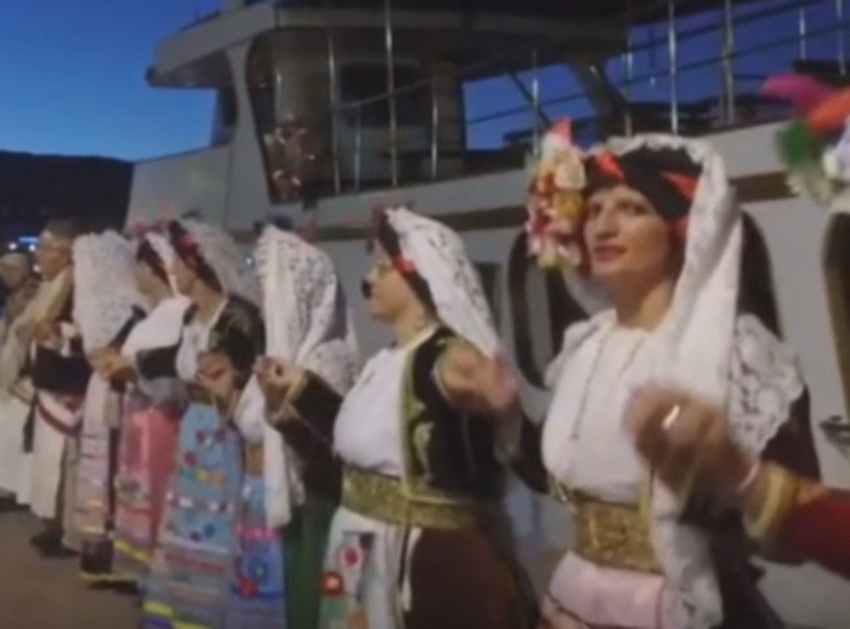 Χίος: Αυτός είναι ο μεγαλύτερος συρτός χορός του Αιγαίου που στήθηκε στο λιμάνι [pic, vid]